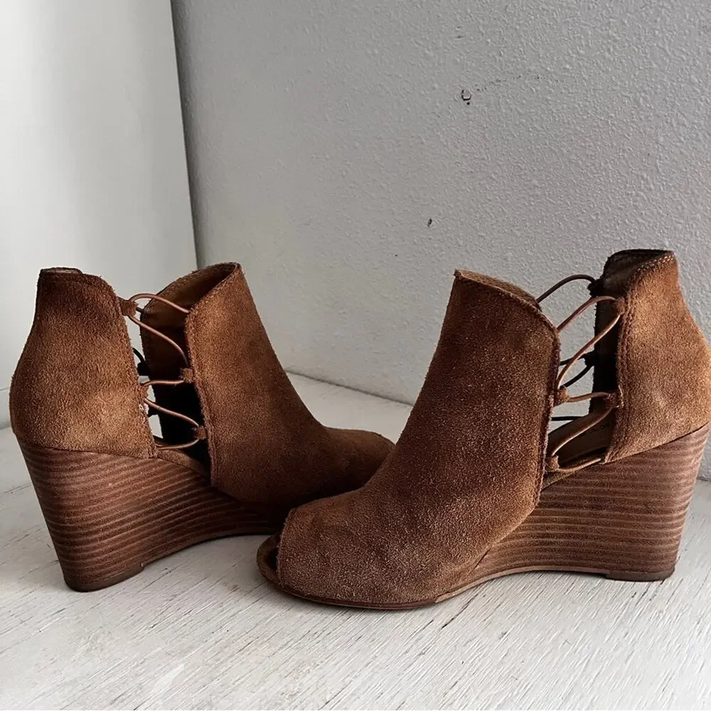 Lucky Brand Reevas Tan Suede Wedge peep toe bootie size 9